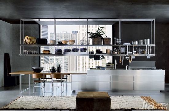 意大利的Arclinea开放式厨房的设计就是利用金属架把厨房器皿展示出来。