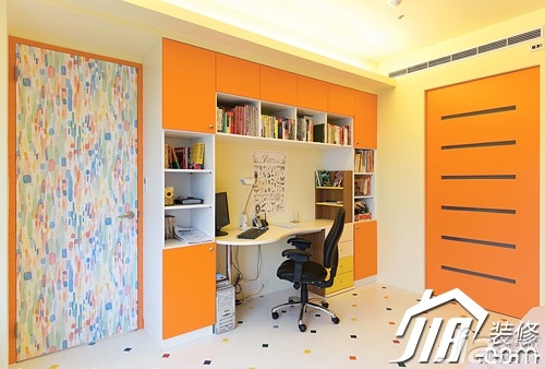 5-10万装修,三居室装修,工作区,橙色,书桌,书架,背景墙