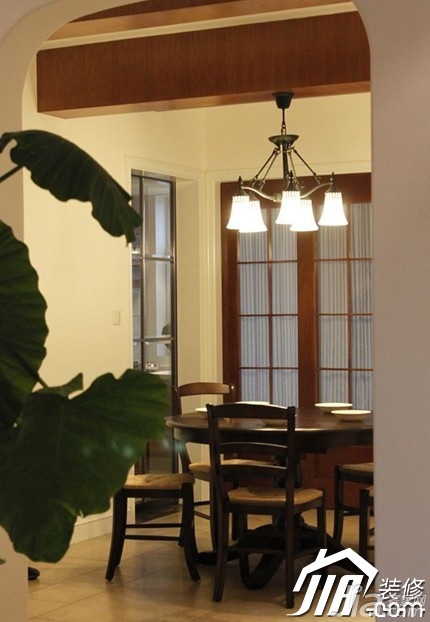 三居室装修,富裕型装修,10-15万装修,欧式风格,餐厅,餐桌,餐边柜,横梁