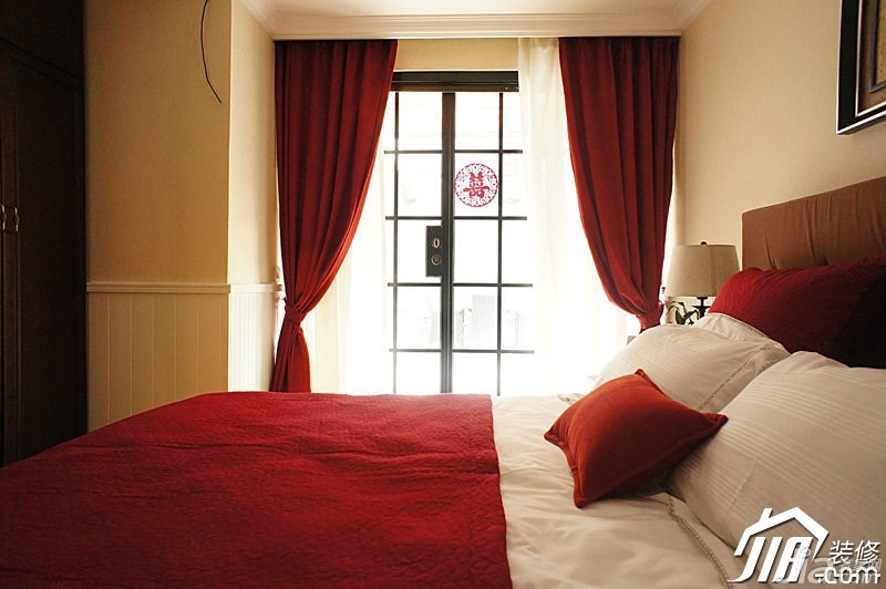 公寓装修,90平米装修,富裕型装修,美式乡村风格,卧室,床,窗帘,卧室,红色,床,窗帘,灯具