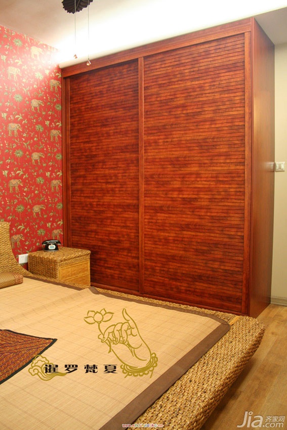 二居室装修,富裕型装修,东南亚风格,卧室,床,灯具,衣柜,床头柜,壁纸