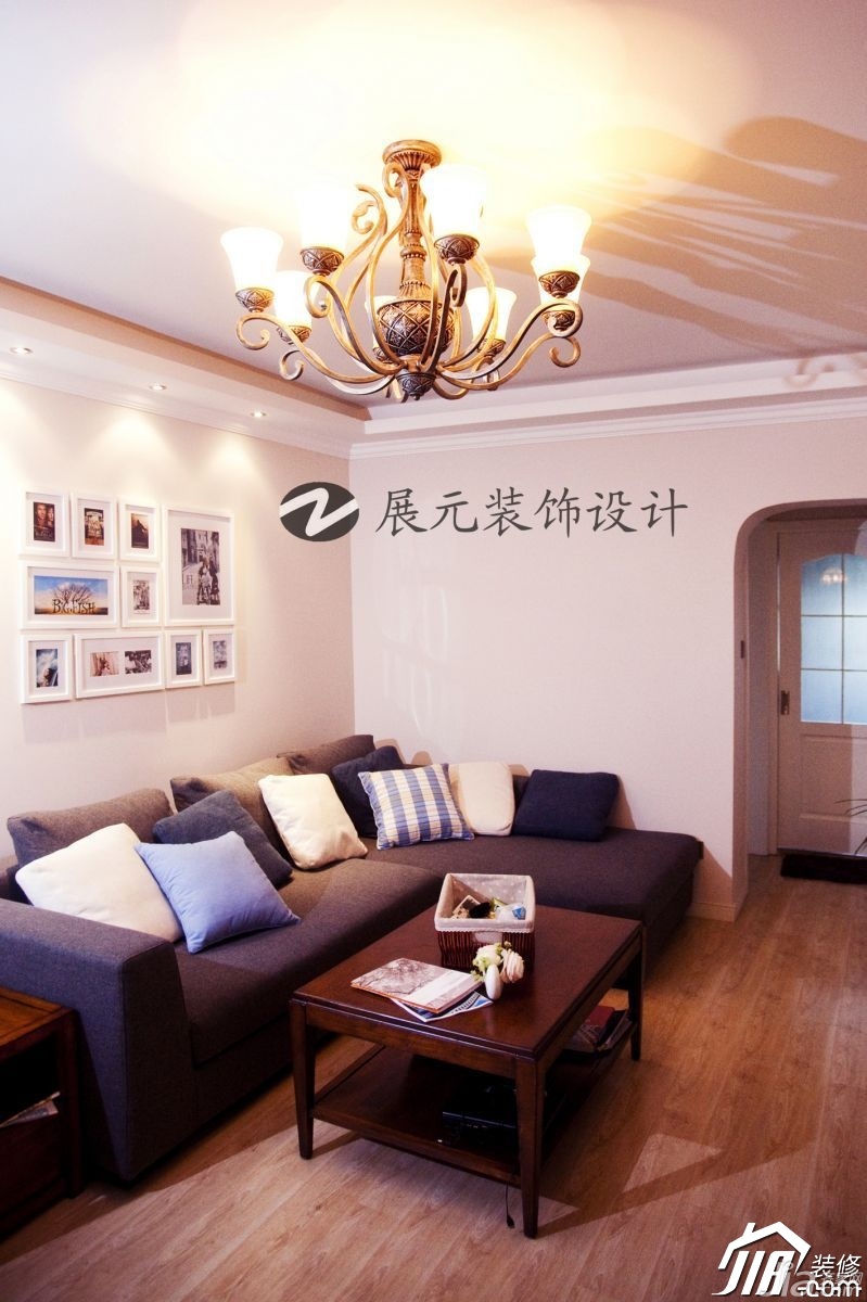 美式乡村风格,小户型装修,暖色调装修,富裕型装修,温馨,客厅,沙发背景墙,沙发,茶几,灯具,展元装饰设计