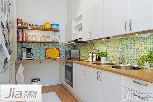 美女厨房 白色烤漆橱柜打造纯美厨房_空间布置