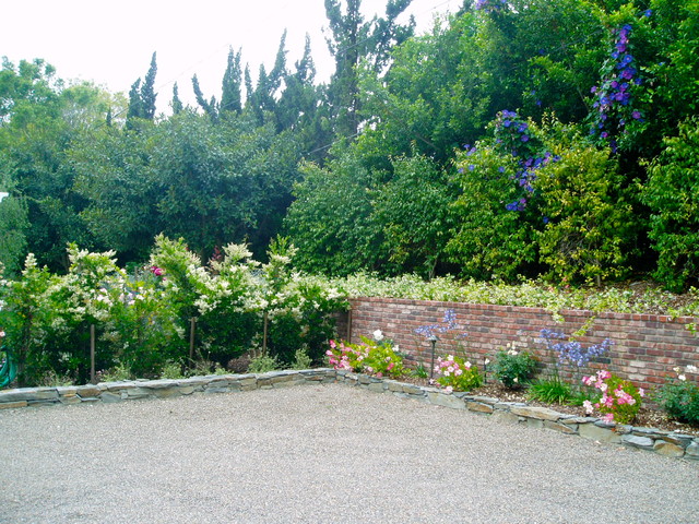 圣达菲牧场别墅花园景观 白色栅栏绿荫栀子花相映成趣