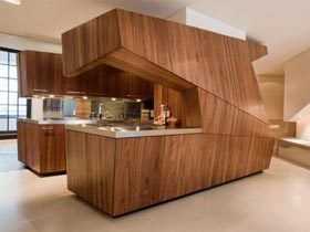  独立木质厨房的现代阁楼