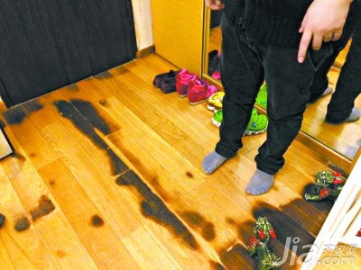 精装修公寓木地板竟不断长出黑斑