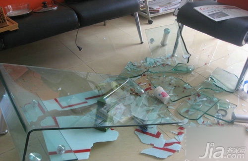 百元茶几突爆炸 原是普通玻璃冒充钢化玻璃