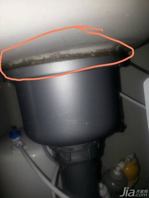 ——水龙头漏水 水槽是厨房排污水的最主要的传输工具,是