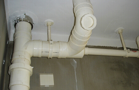 卫生间排水管安装尺寸是多少，排水管安装要离墙多少合适？