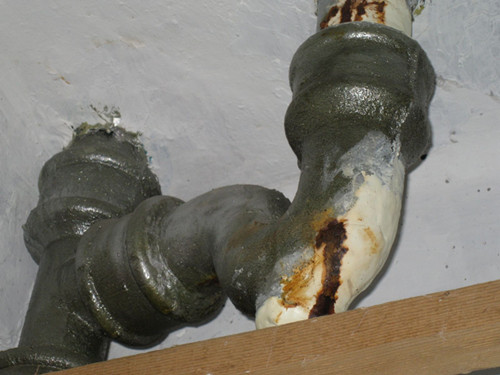 铸铁管漏水怎么办 彻底解决铸铁管渗漏的方法