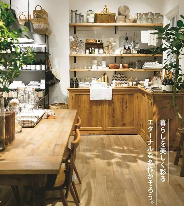 店铺内部装修设计仿造海外的那种附带家具的出租公寓风格,店内充满了
