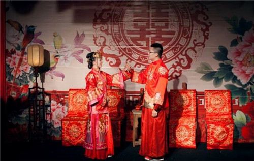 中式婚礼主持人可以穿西装吗 中式婚礼有哪些