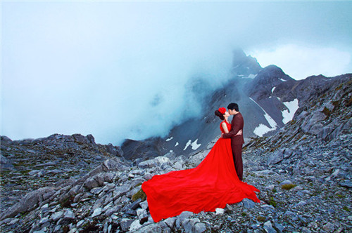 红色婚纱照图片精选 红色婚纱代表什么_婚纱摄