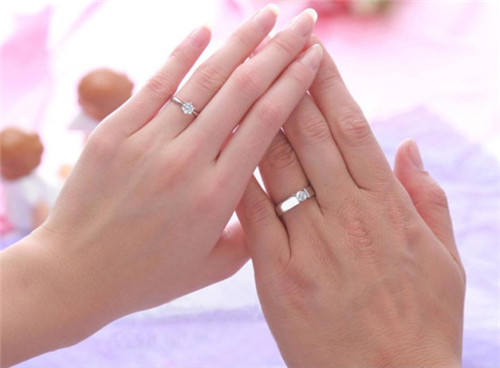 西方订婚戒指戴哪个手指不同的手指戴戒指有什么意义