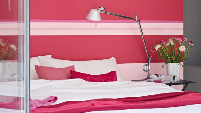 用深色调的浆果红来装修卧室——柔和的色彩可营造闲适感，浓郁的色效又足以带来视觉冲击力。
