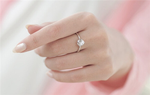 订婚戒指带哪个手指 不同手指的婚戒含义是什