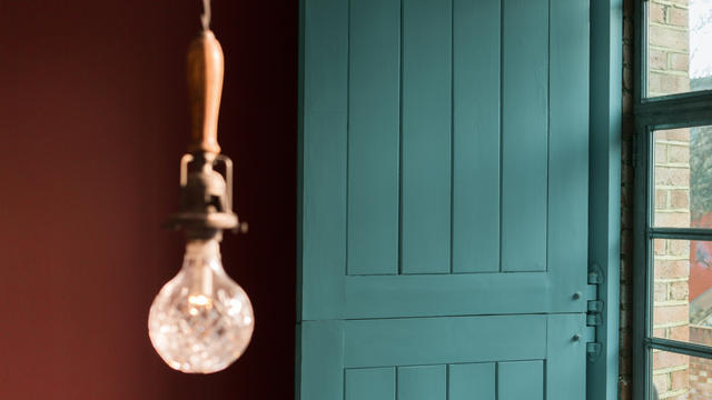 水鸭绿融合了蓝色调和绿色调，能营造十足的闲适氛围，完全可用作新家装修的主打色彩。