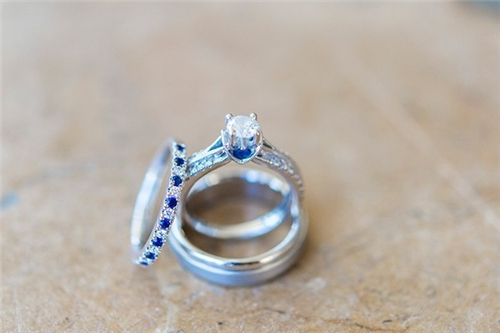 订婚戒指多少钱合适 订婚一般买什么样的戒指