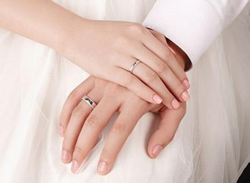 情侣对戒戴哪个手指 情侣戴戒指有哪些讲究_婚