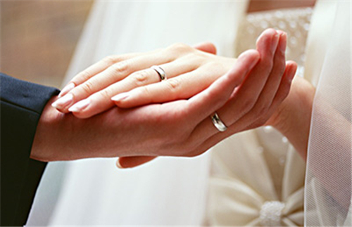 订婚需要买戒指吗 戒指买一对还是买一枚_求婚