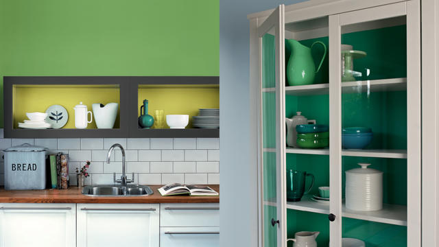 将餐具柜里侧漆上鲜艳的颜色，这样每次打开它都会给您带来好心情。