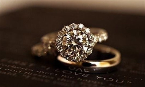 求婚要戒指吗 求婚戒指大概需要多少钱_求婚订