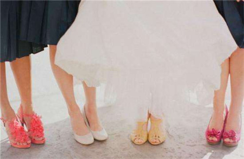 紫色伴娘服配什么鞋子 伴娘鞋子怎么穿好_婚礼