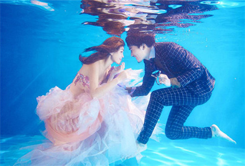 水下婚纱怎么拍的 不会游泳可以拍水下婚纱照