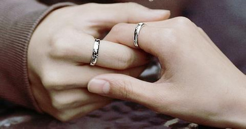 资讯 婚庆百科 婚戒首饰 正文 其实戒指不单结婚的时候可以佩戴,现在