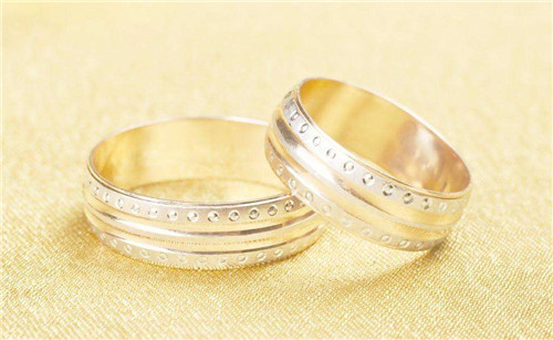 黄金戒指好还是铂金戒指好 买结婚戒指有什么