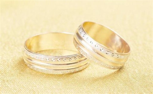 结婚戒指谁来买结婚戒指属于三金吗
