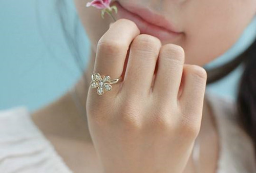 女生结婚戒指戴哪只手 女生佩戴戒指有什么讲