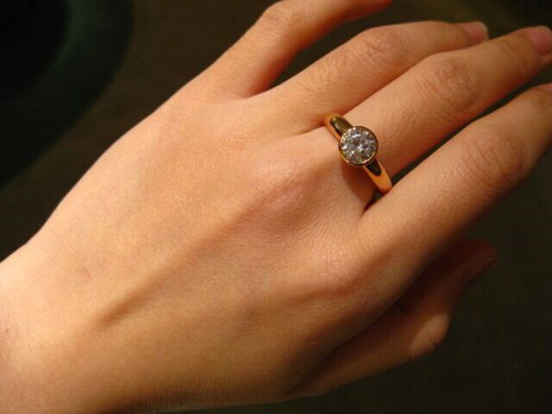 订婚戒指选什么样的好订婚戒指怎么区别于结婚戒指