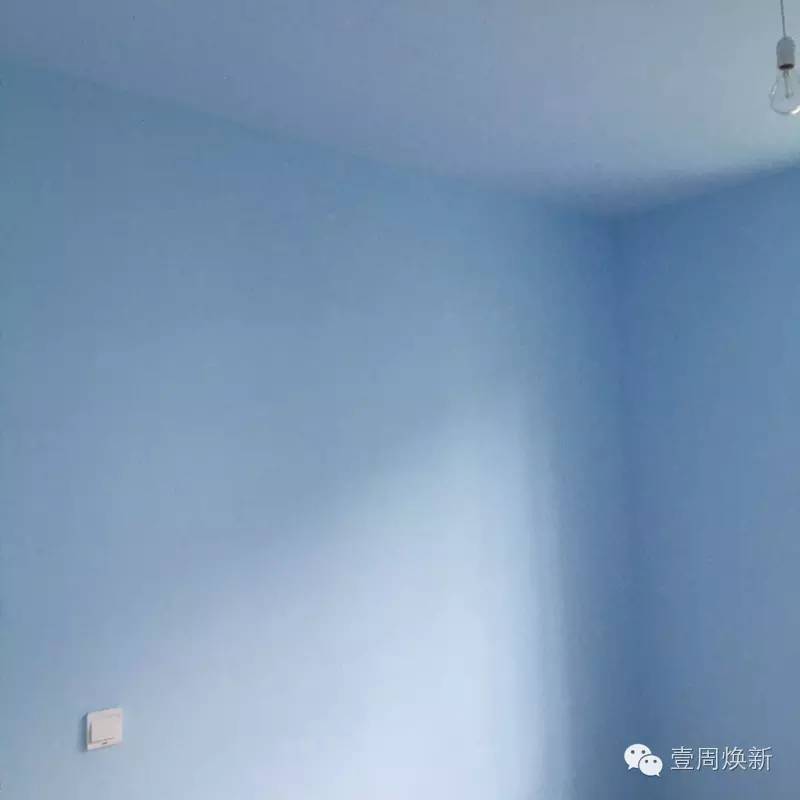 刷新后的侧卧儿童房,天蓝色的多乐士儿童漆环保又清新.