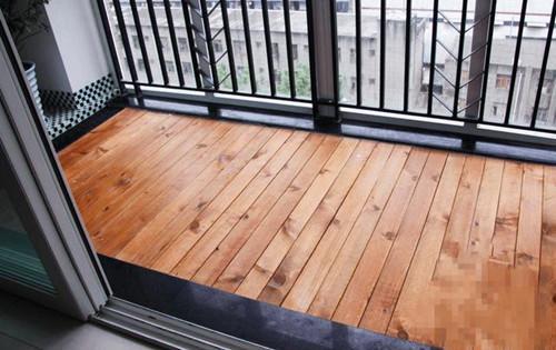 如果是用同一种木地 板或瓷 砖通铺到阳台,不需要过门石.