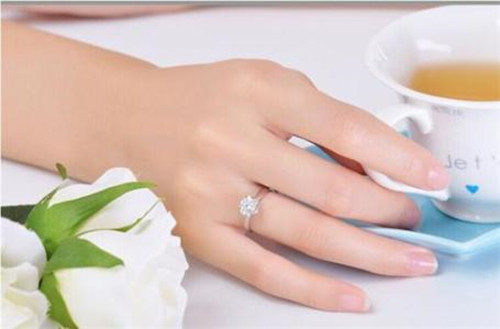 女生戒指的戴法有什么意义从戒指的戴法看女人的个性