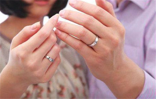 结婚了戒指戴哪个手指才对 哪些戒指适合作为