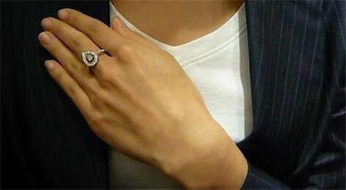 戒指戴中指寓意你了解吗将戒指戴在中指上有什么好处