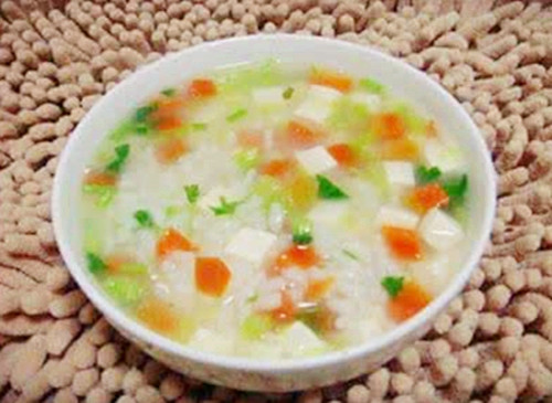 一般都是应该先添加流质的食物,比如说米汤;然后逐步添加半流质的食物