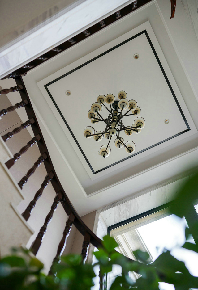 新中式风格别墅楼梯吊顶装修效果图