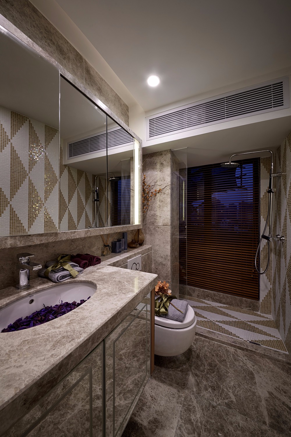 现代美式风格样板房卫生间装修效果图