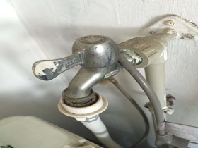 洗衣机水龙头漏水怎么办 洗衣机进水管的安装