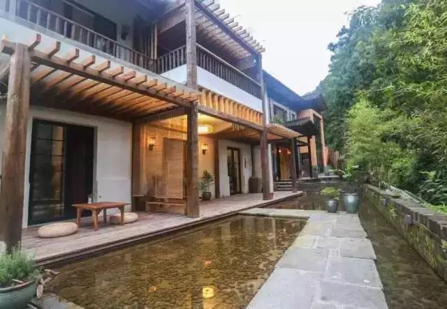 夫妻俩逃离都市,在乡下改造2栋老宅,种苔藓抚清风逍遥