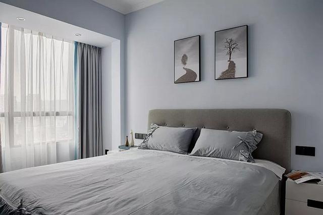 【卧室】 卧室里边除了窗帘还带着些蓝色调,其他的区域就都是灰色调了
