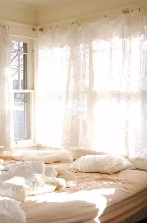 卧室里面安装一个飘逸唯美的窗帘,让我们感觉到微风抚动,阳光满屋的