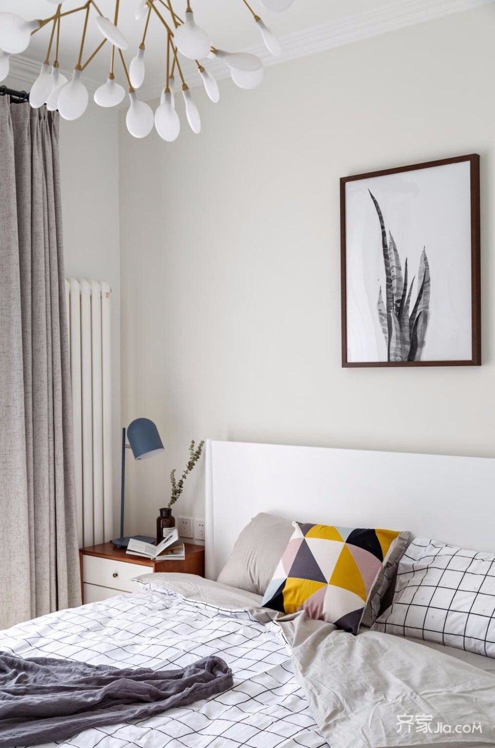 简单而温馨的主卧,浅米色的墙面与纯白色的床品营造出安静的氛围