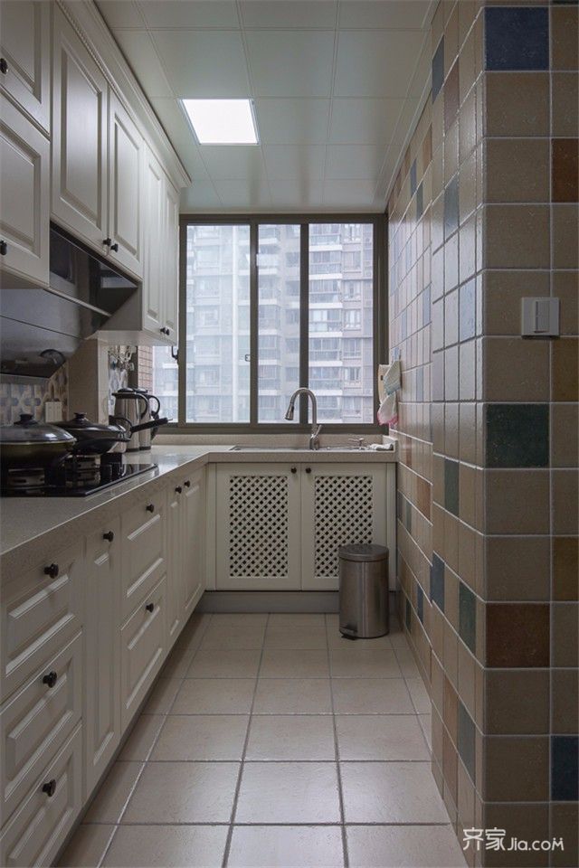 水畔经典 厨房效果图赏析         厨房内白色的橱柜 搭配颜色较鲜艳