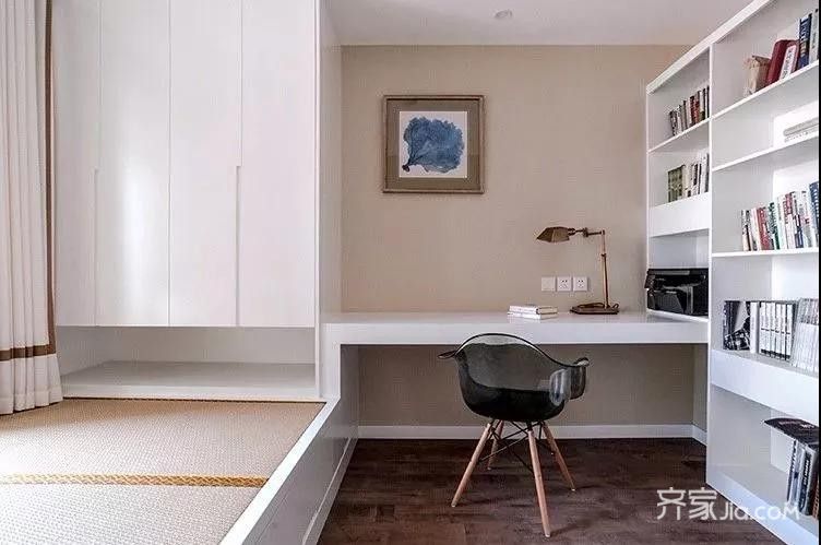 靠窗位置安装一个书桌与书柜,隔着飘窗腾出宽松的窗户,让空间透气而