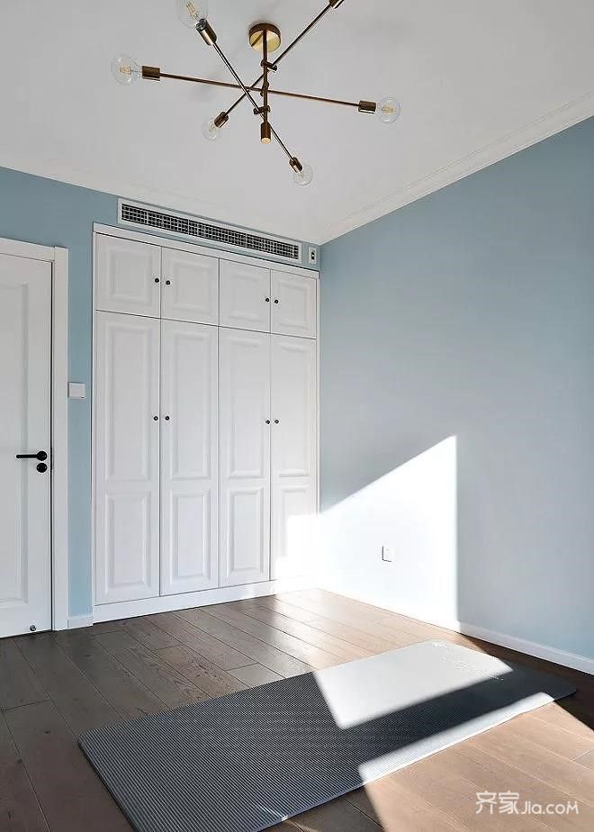 卧室还是喜欢简约款的,墙面只用灰蓝色系乳胶漆涂刷,简单的搭配一张