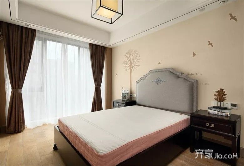 客卧的床头背景墙铺贴竹子图案的壁纸,然后四边用实木装饰线条收边